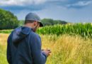 Pilot steuert eine Drohne