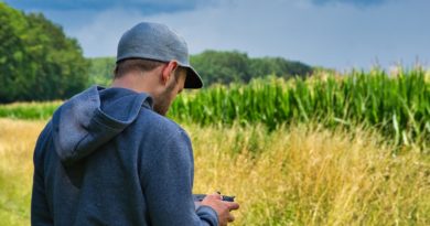 Pilot steuert eine Drohne