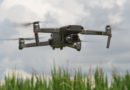 Mavic 2 Pro Drohne im Flug vor einem Feld