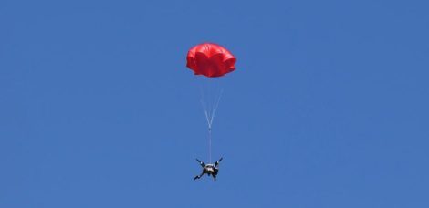 ParaZero Drohnen Fallschirm in Aktion mit einer Mavic 2