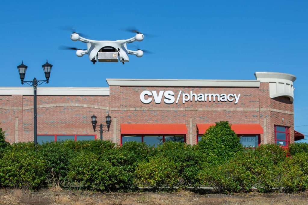 UPS Drohne in der Luft über der CVS Pharmacy