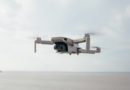 DJI Mavic Mini Drohne im Flug am Strand