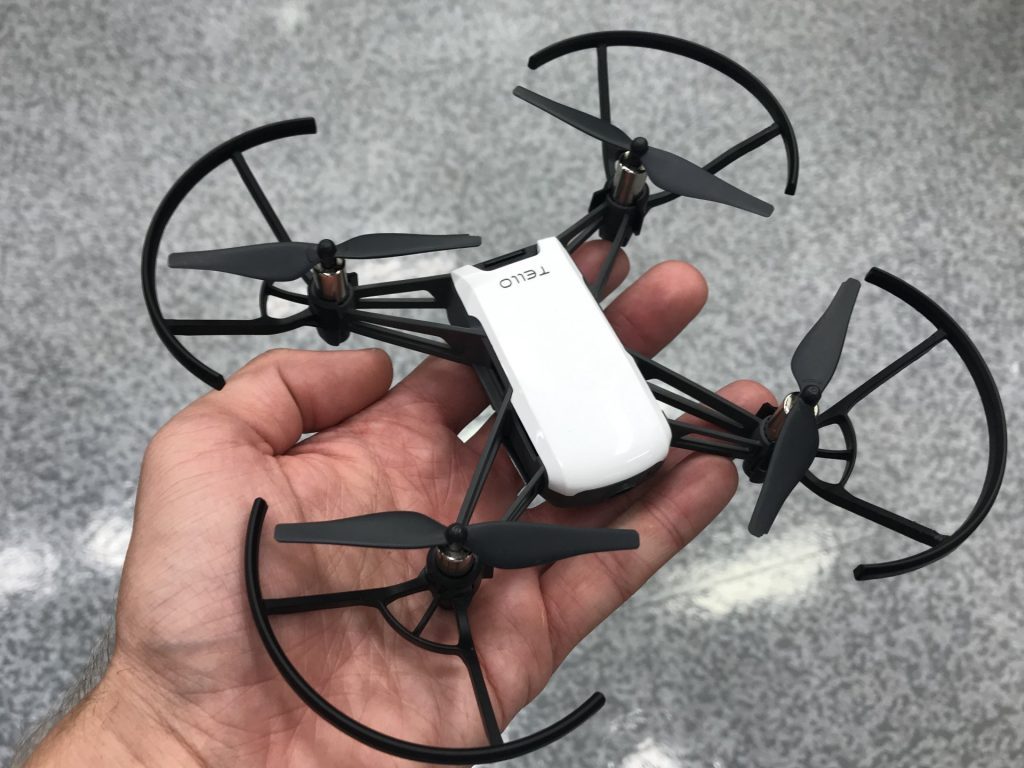 DJI Ryze Tello Drohne auf einer Hand