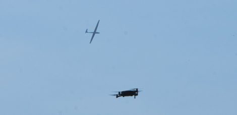 Segelflugzeug am Himmel mit Drohne im Vordergrund