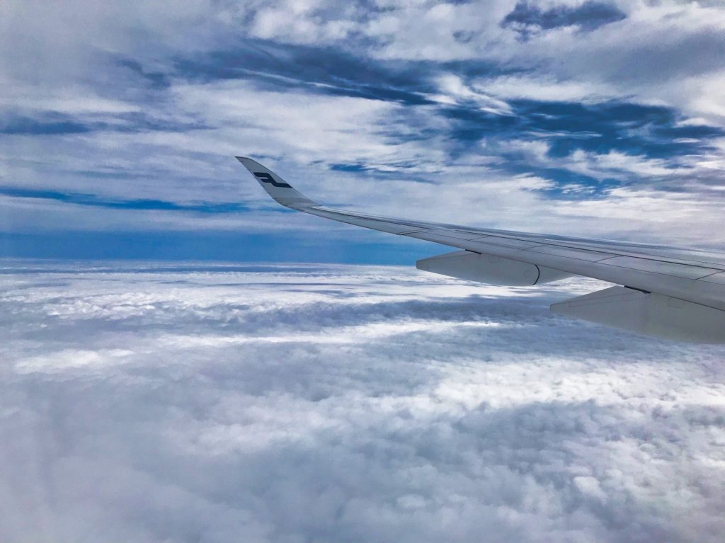 Blick aus dem Flugzeug auf Wolken