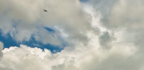 Drohne im Flug am Himmel in der Ferne