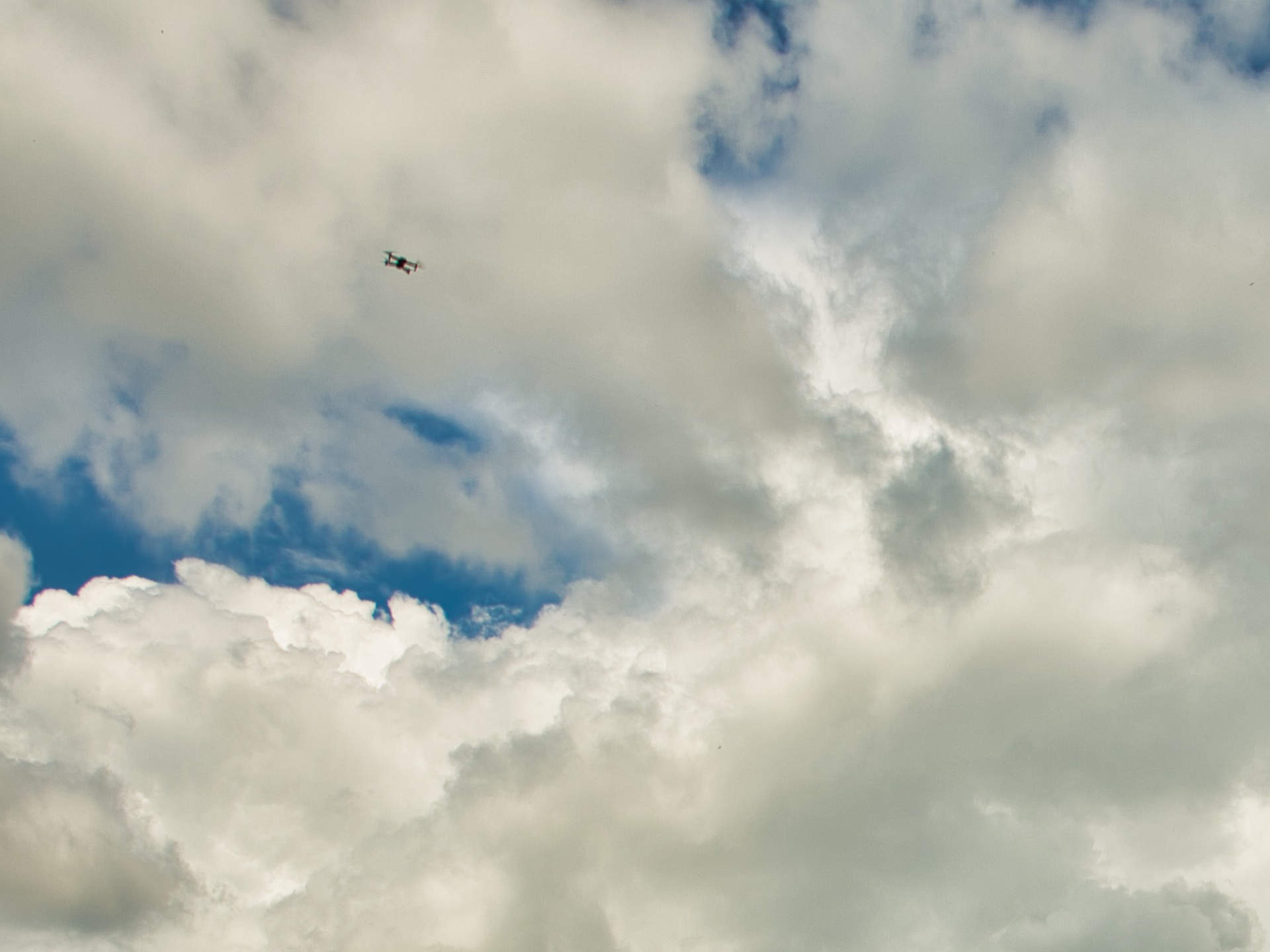 Drohne im Flug am Himmel in der Ferne