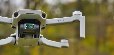 DJI Mini 2 im Flug Fokus Name