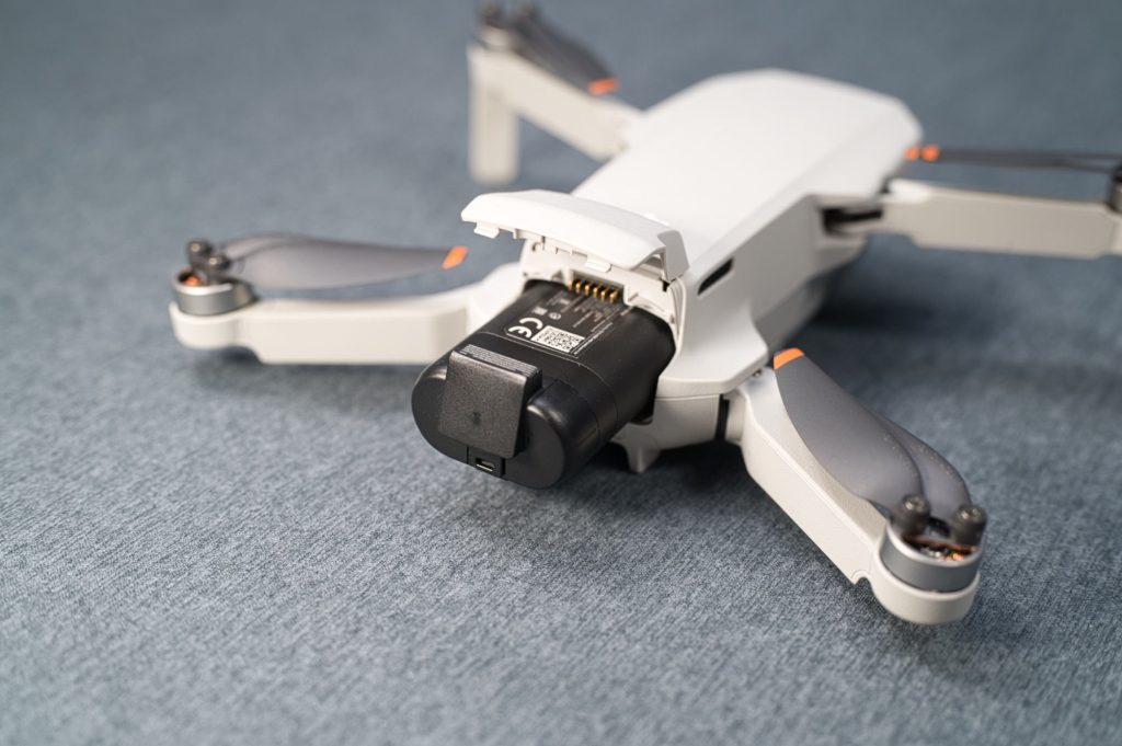 DJI Mini 2 mit Mavic Mini Akku schräg eingesetzt