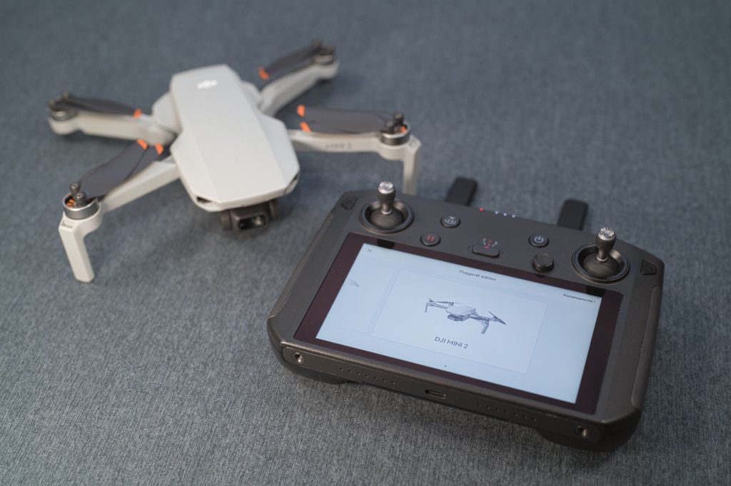 DJI Smart Controller und DJI Mini 2 Drohne