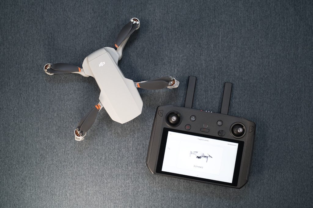 DJI Smart Controller und DJI Mini 2 Drohne von oben