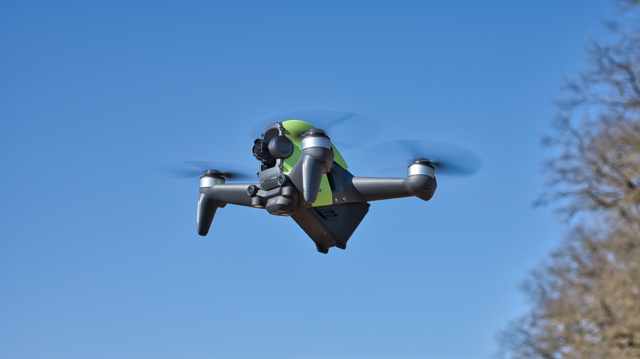 Die DJI FPV Drohne im Flug - Schräg von der Seite