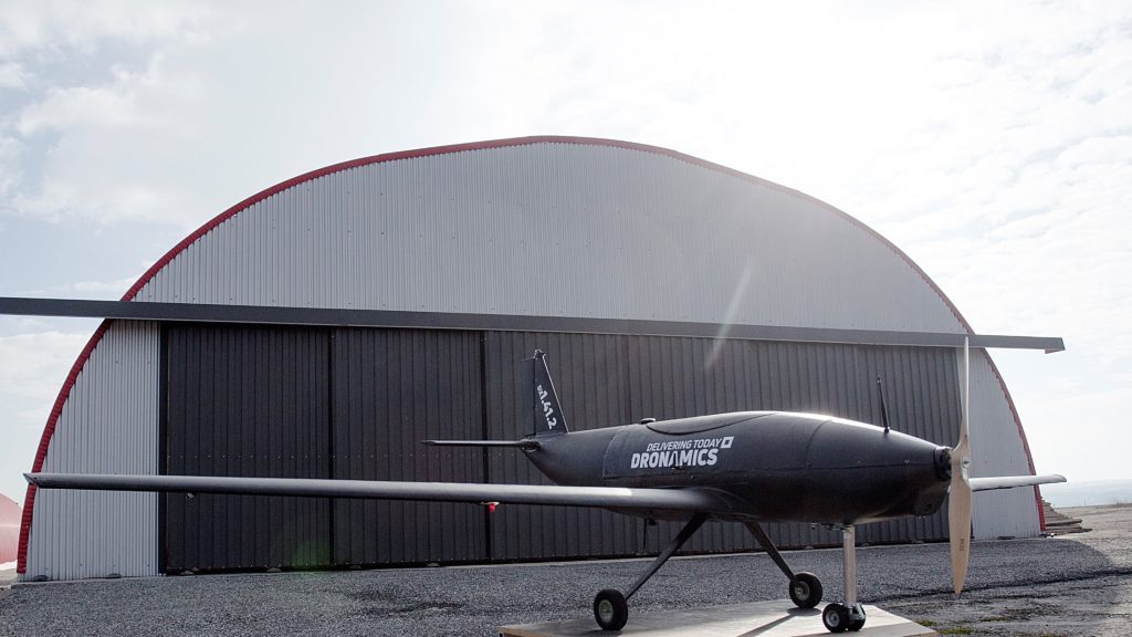 DRONAMICS Drohne vor Hangar