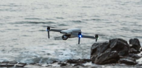 Autel EVO Lite Drohne im Flug am Meer