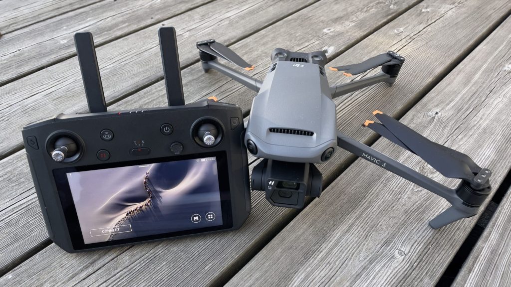 DJI Smart Controller und DJI Mavic 3 Drohne