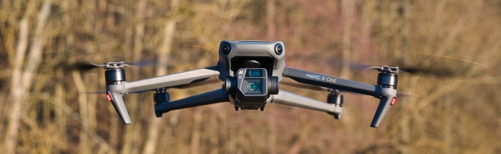 DJI Mavic 3 Cine im Flug vor einem Wald