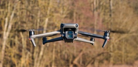 DJI Mavic 3 Cine im Flug vor einem Wald