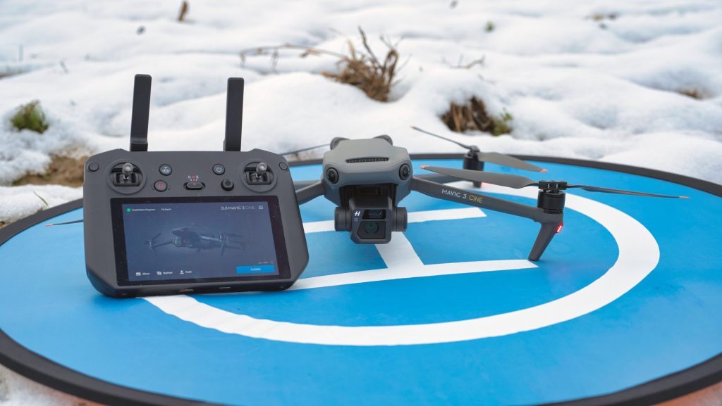 Mavic 3 Cine Drohne am Boden auf Landingpad