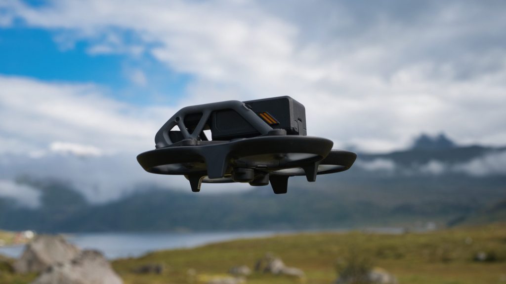 Seitliche Aufnahme der DJI Avata im Flug