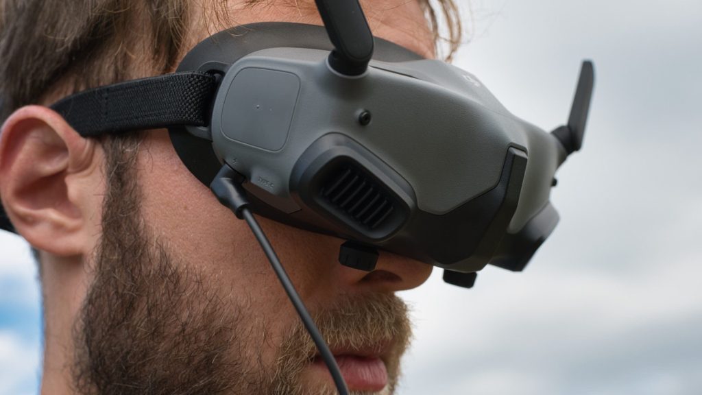 Die DJI Goggles 2 aufgesetzt von einem Piloten