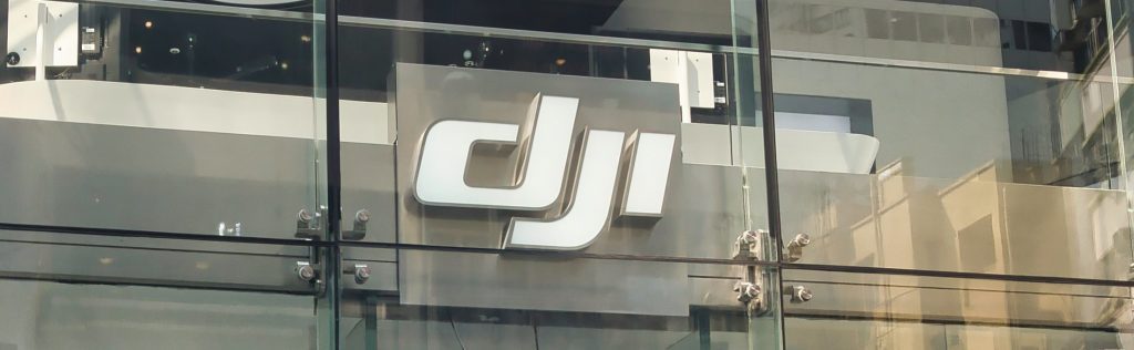 DJI Logo an Hausfassade