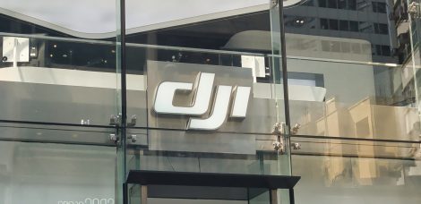 DJI Logo an Hausfassade