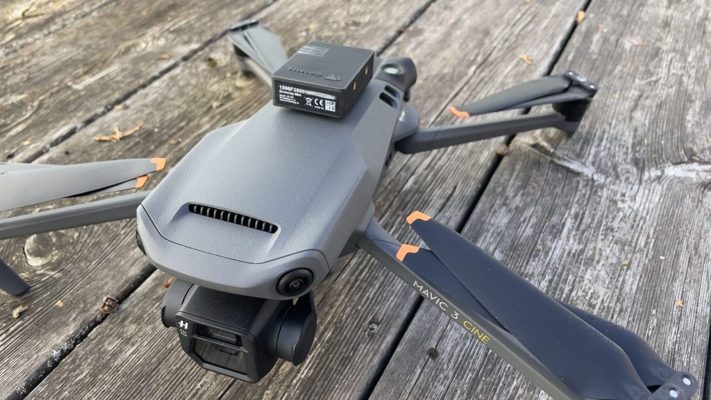Mavic 3 Cine Drone mit Dronetag Mini auf dem Rücken
