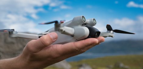 DJI Mini 3 Pro in der Hand