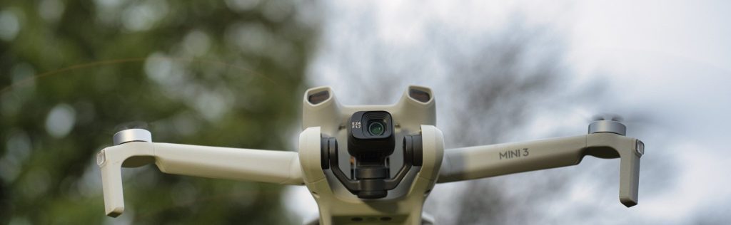 Die DJI Mini 3 frontal fotografiert