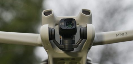 Die Kamera der DJI Mini 3 in der Detailaufnahme