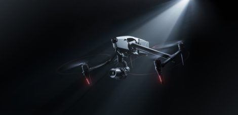 DJI Inspire 3 fliegt im Spotlight am Boden