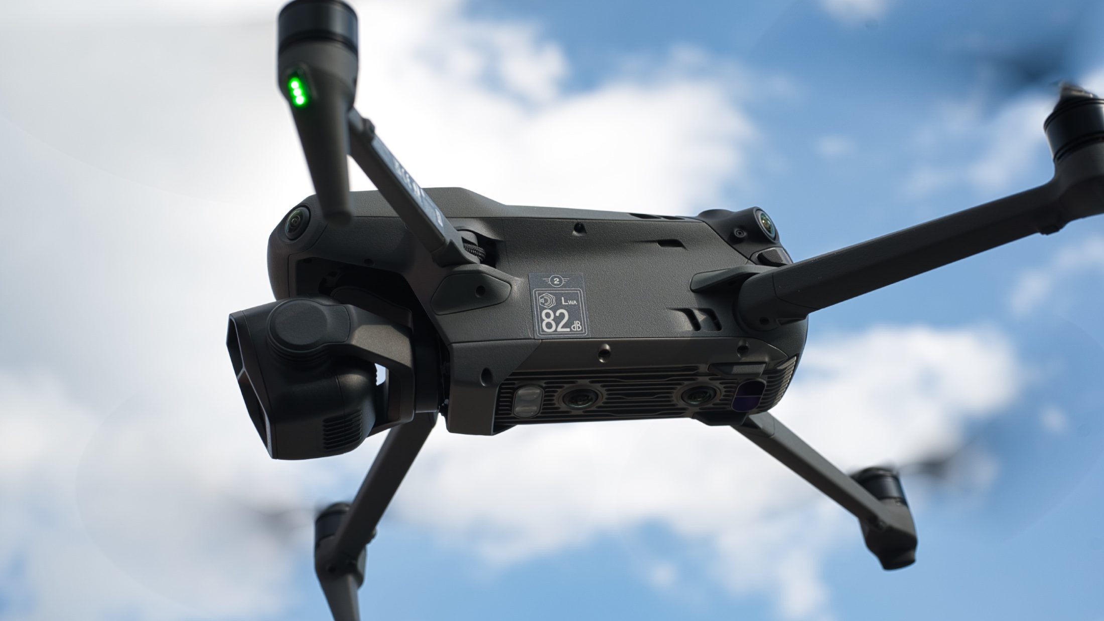 Mavic 3 Pro C2 Label an fliegender Drohne