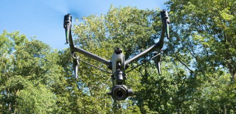 DJI Inspire 3 im Flug - Frontalansicht