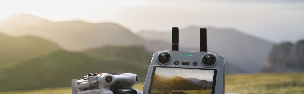 DJI Mini 4 Pro und DJI RC2 auf einem Stein