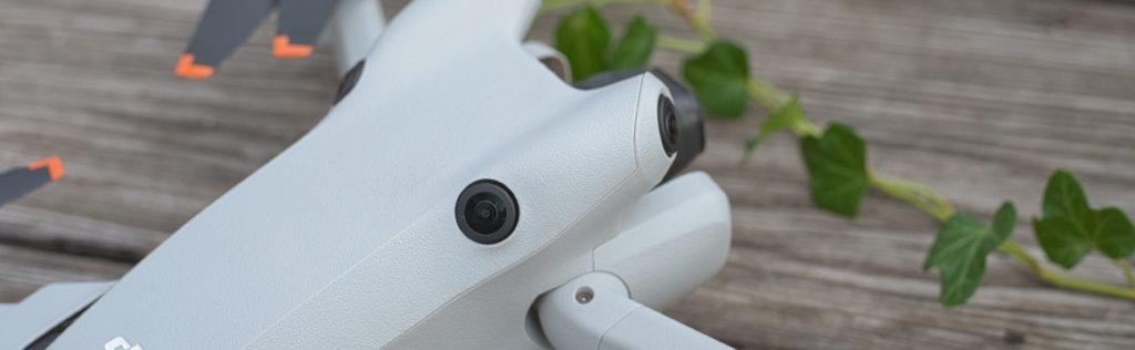 Die vier Weitwinkelkameras der Mini 4 Pro im Detail fotografiert.