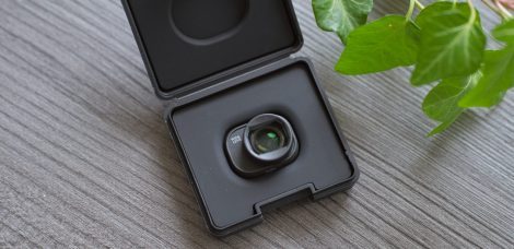 Die DJI Mini 4 Pro Weitwinkelobjektiv in ihrem Etui im Detail fotografiert.