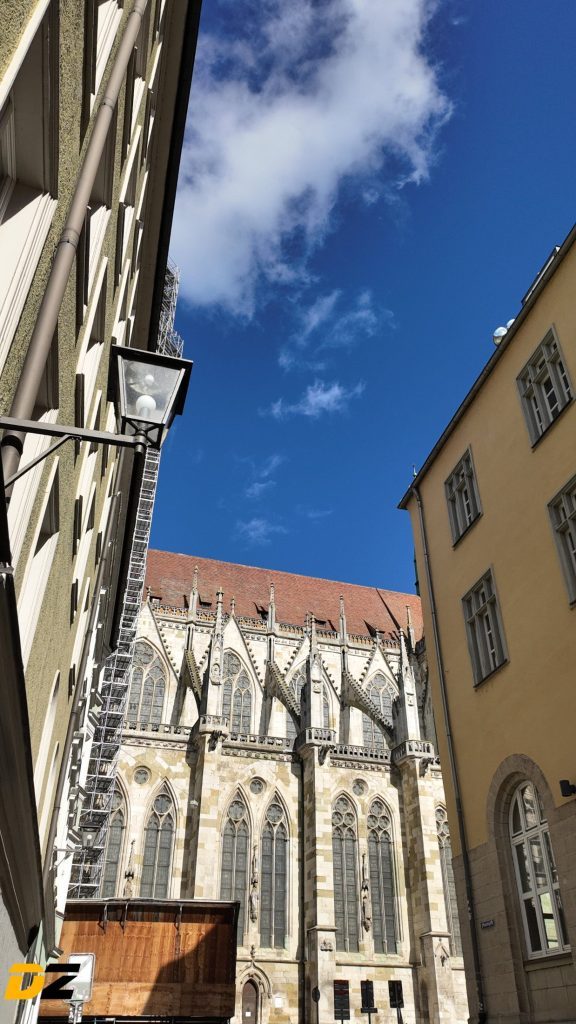 Eine Gasse vor einer Kirche.