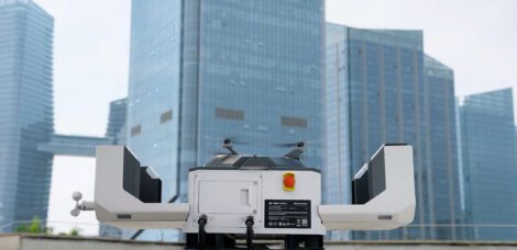 DJI Dock 2 steht am Boden und ist geöffnet