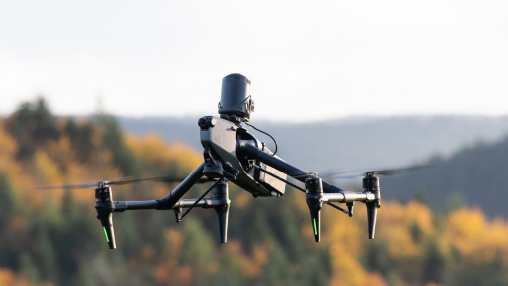 Dronavia Kronos System für Inspire 3 an einer fliegenden Inspire 3 Drohne
