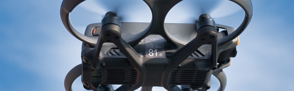 DJI Avata 2 im Flug Seitenansicht