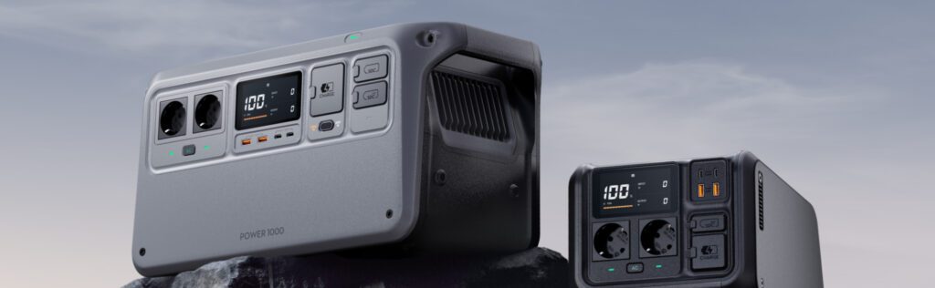 DJI Power 500 und DJI Power 1000 stehen auf einen Stein