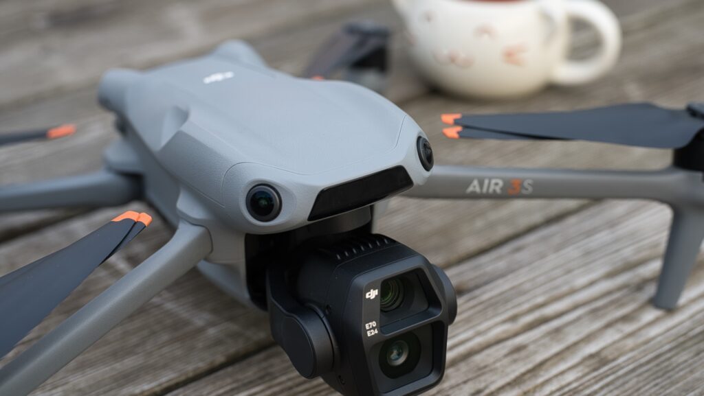 Detailaufnahme der Sensorleiste an der Stirn der DJI Air 3S.