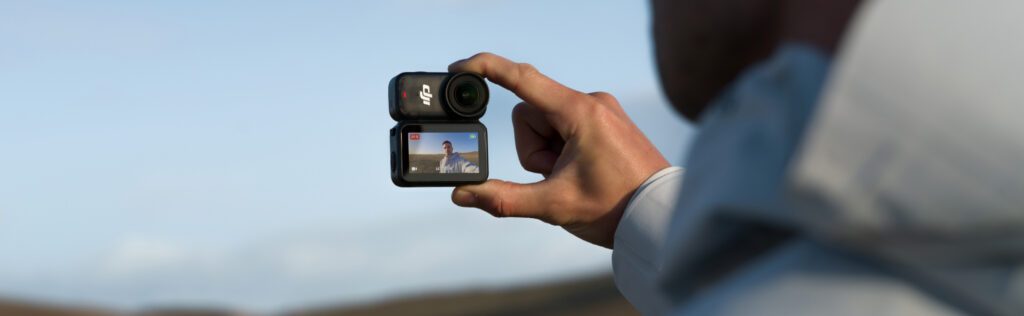DJI Osmo Nano in der Hand einer Person mit Erweiterung