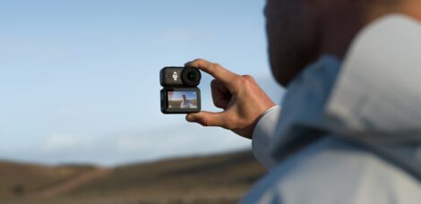 DJI Osmo Nano in der Hand einer Person mit Erweiterung