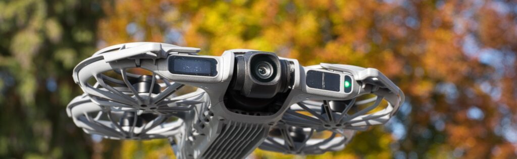 DJI Neo 2 im Flug in der Schrägansicht von vorn