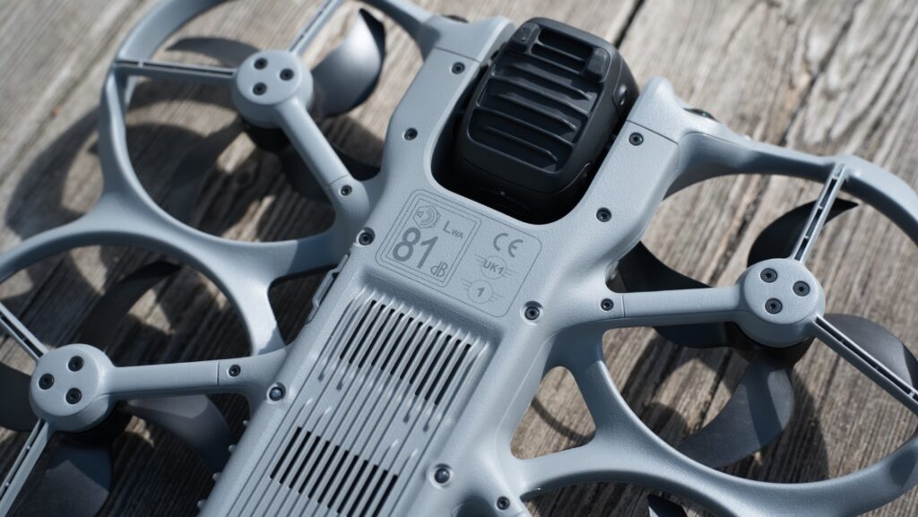 C1 Logo auf der Unterseite der DJI Avata 360