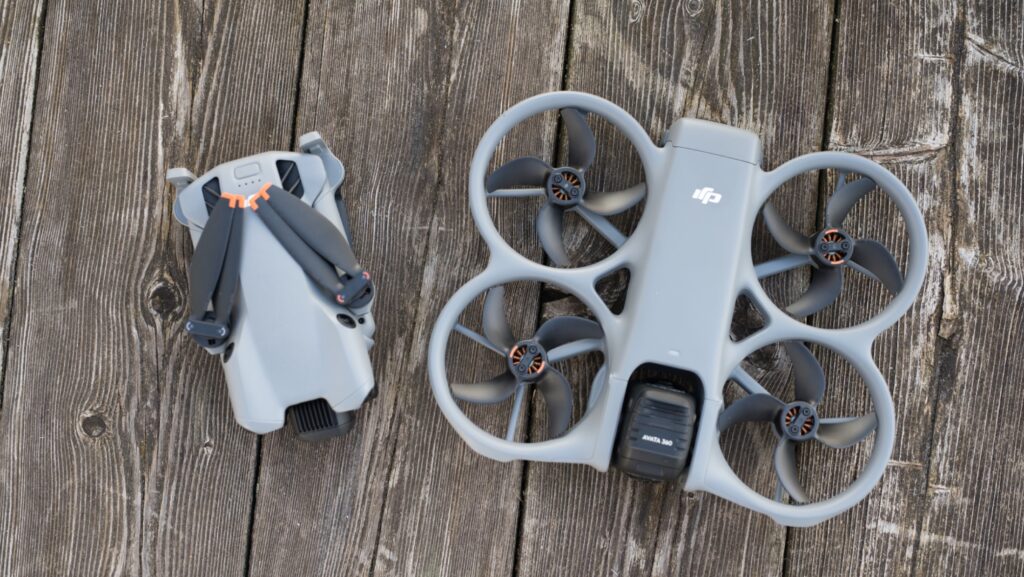 DJI Avata 360 liegt neben DJI Mini 5 Pro - Zusammengefaltet